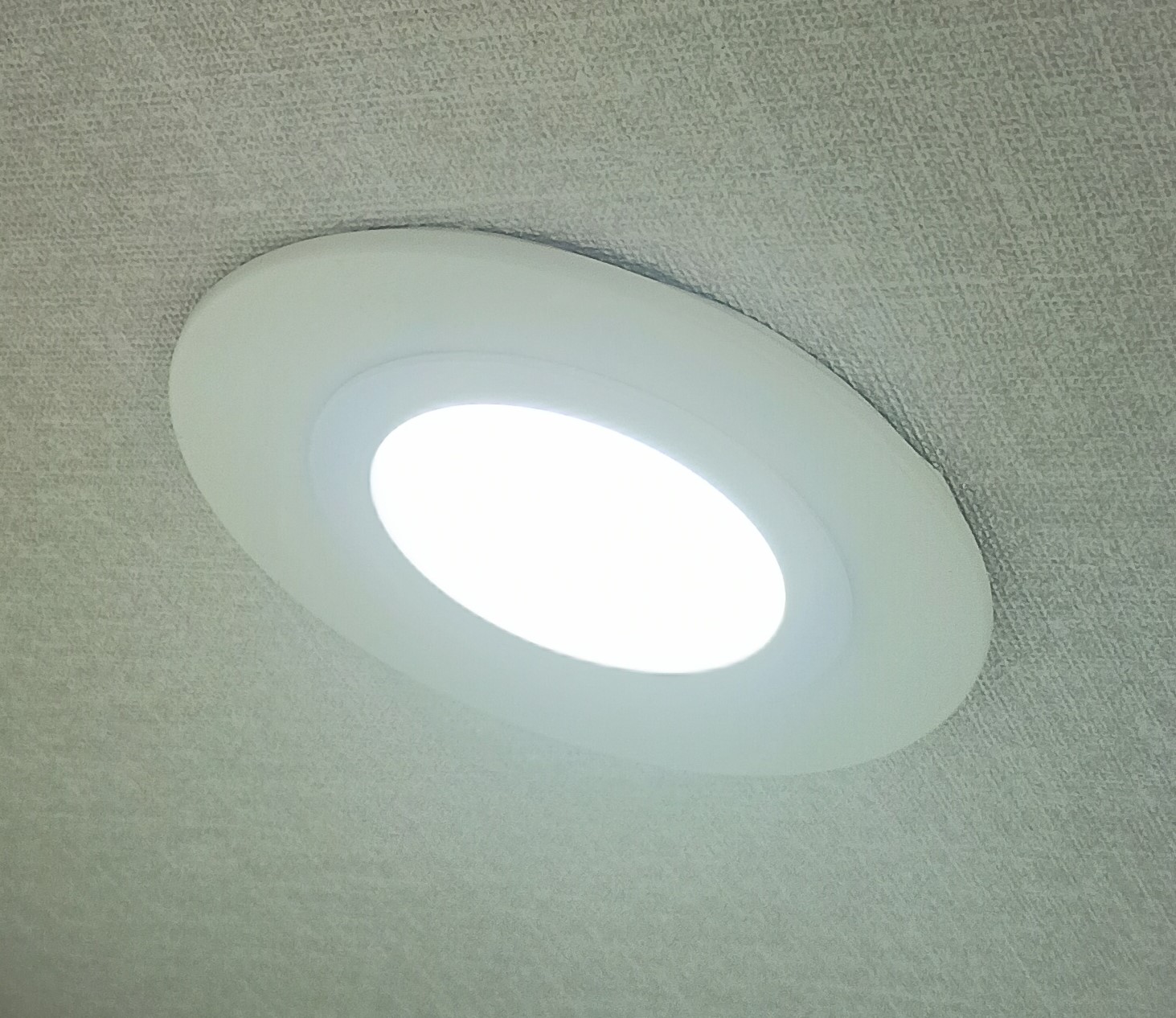 ダウンライト点灯